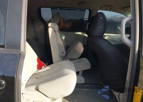 2011 Toyota Sienna Le V6 z USA, uszkodzony, nr VIN 5TDKK3DC2BS021747